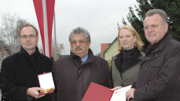 Sarközi bekam in Lackenbach das Komturkreuz verliehen. Nationalratspräsidentin Bures, LH Niessl und LH-Vize Steindl gratulierten.