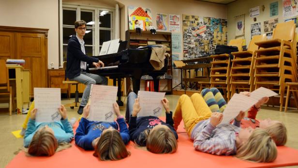 Gesangsstunde im Zisterzienserkloster Stift Zwettl: Junge Chormädchen proben einmal wöchentlich im Sitzen, Liegen und Stehen. Spaß und Spiel werden groß geschrieben