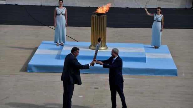 Olympisches Feuer in Athen an Peking-Veranstalter übergeben