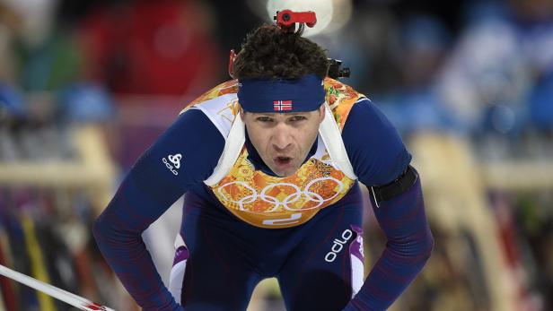 Ein Biathlet während eines Wettkampfs, mit angestrengtem Gesichtsausdruck.