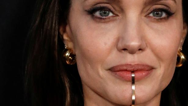 Was es mit Angelina Jolies Kinnschmuck auf sich hat