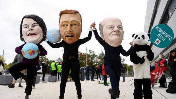 Demonstranten als Annalena Baerbock (Grüne), Christian Lindner (FDP) und Olaf Scholz (SPD)