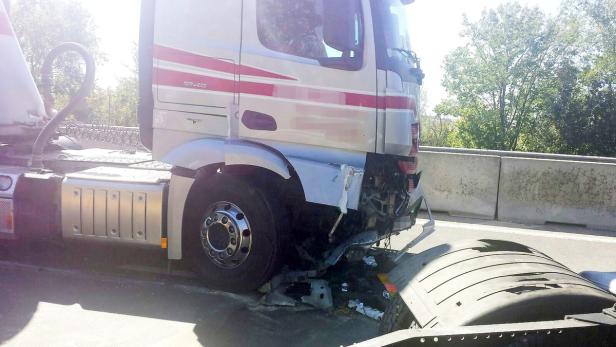 Ein beschädigter LKW steht auf einer Autobahn.