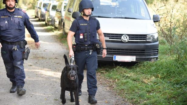 Frau in Baden getötet: Fahndung nach Polizeibeamten läuft