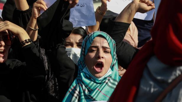Taliban schlagen bei Frauen-Demo in Kabul auf Journalisten ein