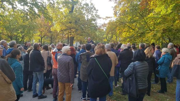 Massiver Protest gegen  Bauprojekt im Napoleonwald
