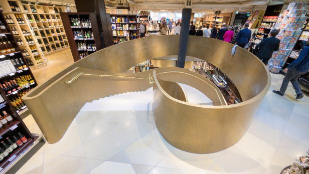 Blick auf die Wendeltreppe im Geschäft Meinl am Graben.