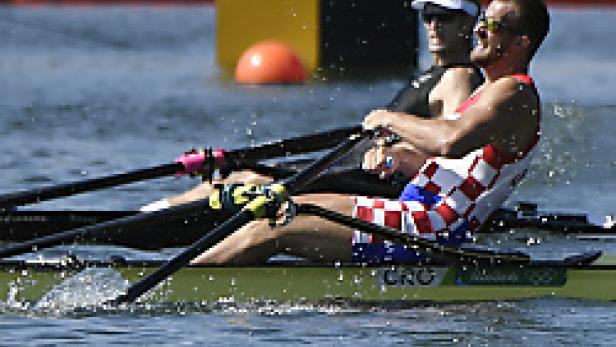 Zwei Ruderer in einem Boot auf dem Wasser, einer trägt ein Trikot mit kroatischen Farben.