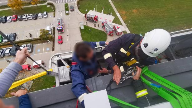 Feuerwehr rettet Arbeiter aus schwindelnder Höhe im Bezirk Mödling