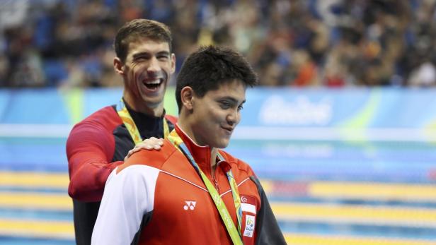 Michael Phelps gratuliert Joseph Schooling zum Gewinn der Goldmedaille.