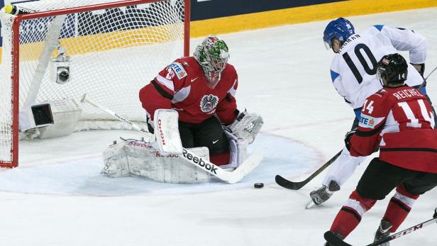 epa03696404 Niklas Hackman (2R) of Finland in action against goalkeeper Barnhard Starkbaum (L) and Johannes Reichel (R) of Austria during the 2013 Ice Hockey IIHF World Championship preliminary round match between the Finland and Austria at Hartwall Arena in Helsinki, Finland, 11 May 2013. EPA/MAURI RATILAINEN FINLAND OUT