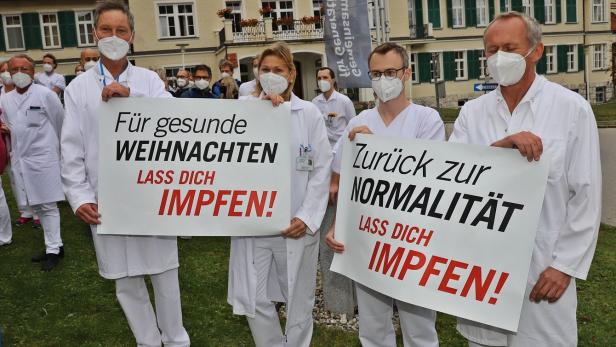 Protestaktion der Ärztinnen und Ärzte, hier vor dem Salzkammergutklinikum Bad Ischl.