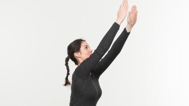 Die Qi-Fit-Übung „Flash“ stärkt die Körperhaltung und die Rückenmuskulatur.