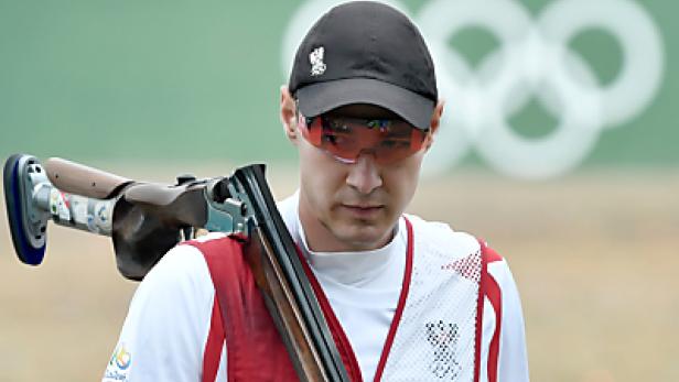 Ein Schütze mit Gewehr über der Schulter bei einem Wettkampf.