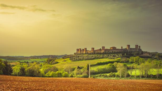 Die mittelalterliche Stadt Monteriggioni in der Toskana liegt auf einem Hügel.