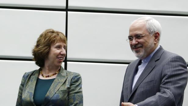 Catherine Ashton und Mohammad Javad Zarif stehen zusammen vor einer Wand.