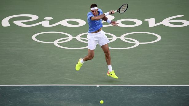 Ein Tennisspieler schlägt den Ball bei den Olympischen Spielen 2016 in Rio.