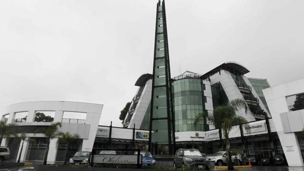 Das Einkaufszentrum Fuentes del Obelisco in Escazú, Costa Rica, an einem bewölkten Tag.