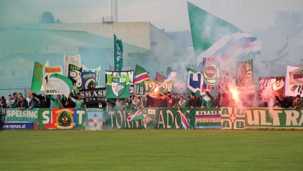 Rapid-Fans sorgtren schon beim letztjährigen Cupspiel in Amstetten für ein Spektakel