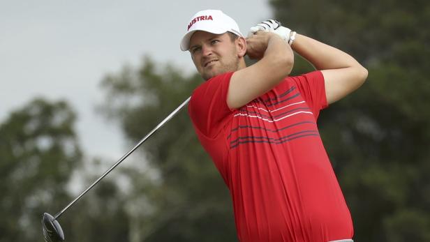 Ein Golfspieler mit einer Kappe mit der Aufschrift „Austria“ beim Abschlag.