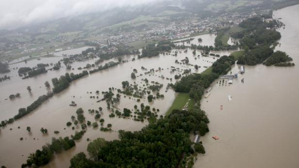 Das Wasser stieg, als niemand mehr damit rechnete: Das Eferdinger Becken Anfang Juni 2013.