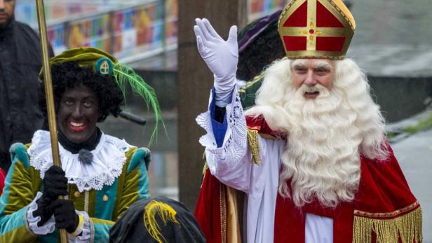 Sinterklaas und ein Piet begrüßen die Menge.