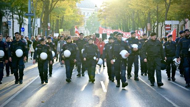 Demos gegen Corona-Maßnahmen: 2.000 Teilnehmer am Karlsplatz