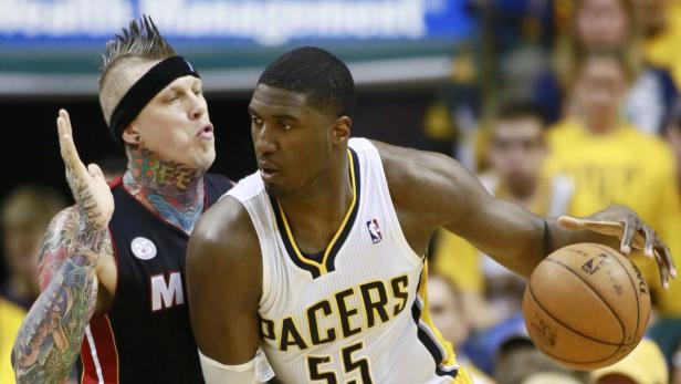 Indiana Pacers&#039; Roy Hibbert (R) works against Miami Heat&#039;s Chris Andersen during the fourth quarter in Game 4 of their NBA Eastern Conference Final basketball playoff series in Indianapolis, Indiana May 28, 2013. REUTERS/Brent Smith (UNITED STATES - Tags: SPORT BASKETBALL)