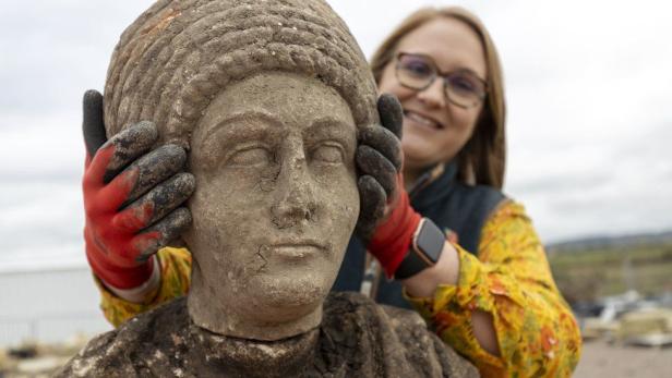 Archäologen finden römische Büsten bei Ausgrabungen in England