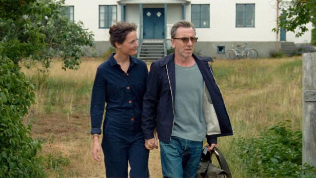 Vicky Krieps und Tim Roth als Filmemacher-Paar in „Bergman Island“ – derzeit im Kino.