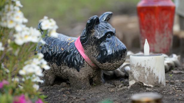 Am Friedhof: Hund und Herrl – auf ewig vereint