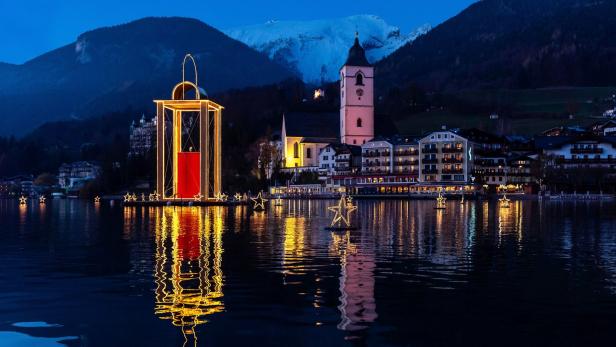 Die schwimmende Laterne mit dem Friedenslicht wurde zum Markenzeichen des Wolfgangsee-Advents