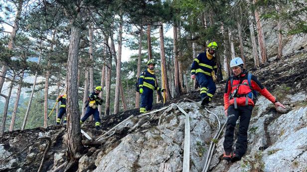 Bergrettung unterstützt die Einsatzkräfte beim Waldbrand