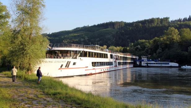 Der 134 Meter lange Luxusliner „Viking Legend“ blieb gegen 3 Uhr Früh in einer Stromenge stecken.
