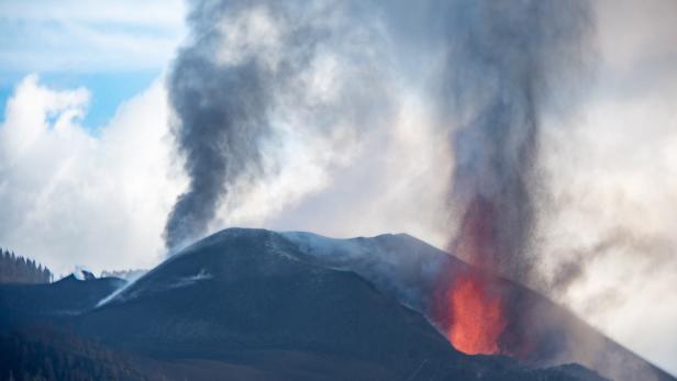 La Palma: Forscher filmte Lava-Bombe, die an ihm vorbeirollte