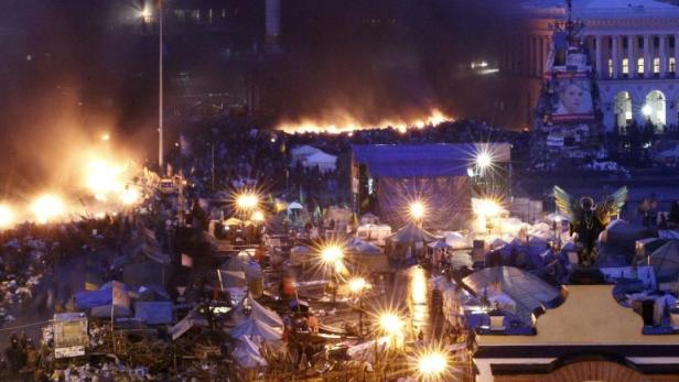 Das Euromaidan-Camp in Kiew während der Proteste mit Barrikaden und Zelten.