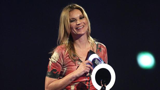 Kate Moss hält eine Auszeichnung bei den BRIT Awards 2014.