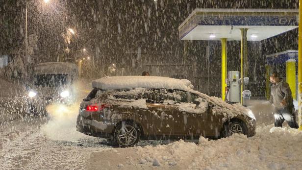Erster richtiger Schnee des Jahres sorgt für schwierige Verkehrssituationen