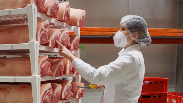 Die AMA kontrolliert die Qualität und Herkunft des Fleisches auf allen Stationen, so auch im Zerlegebetrieb.