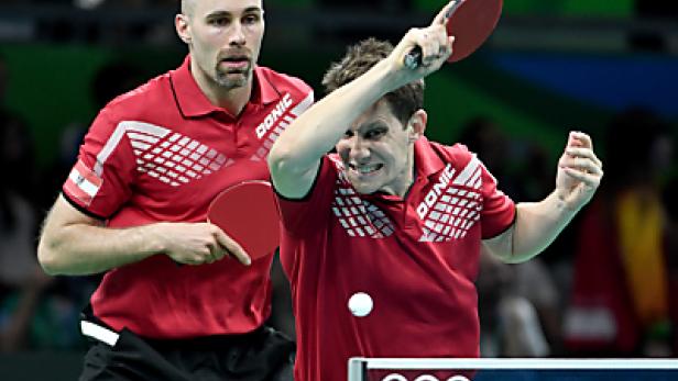 Zwei Tischtennisspieler während eines Spiels.