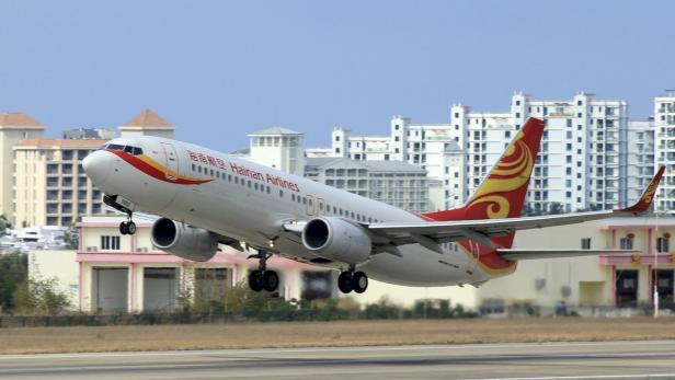 Eine Boeing 737 von Hainan Airlines hebt ab.