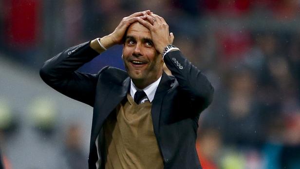 Pep Guardiola mit den Händen am Kopf, offenbar frustriert.