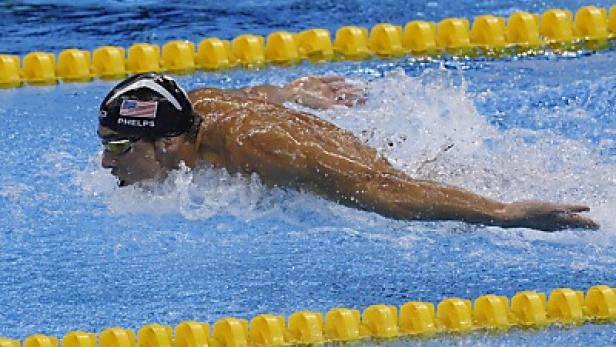 Michael Phelps schwimmt bei einem Wettkampf Schmetterling.