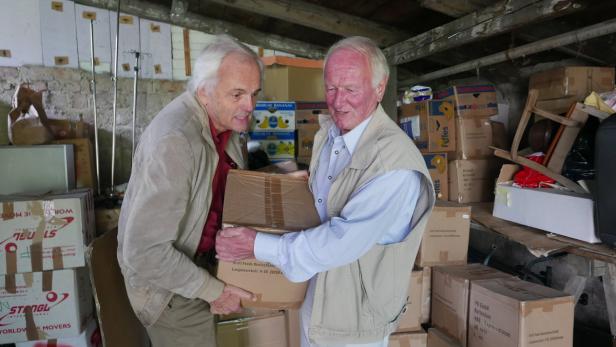 Zwei, die anpacken: Helmut Euler-Rolle und Franz Rath vor der nächsten Hilfsfahrt im Oktober