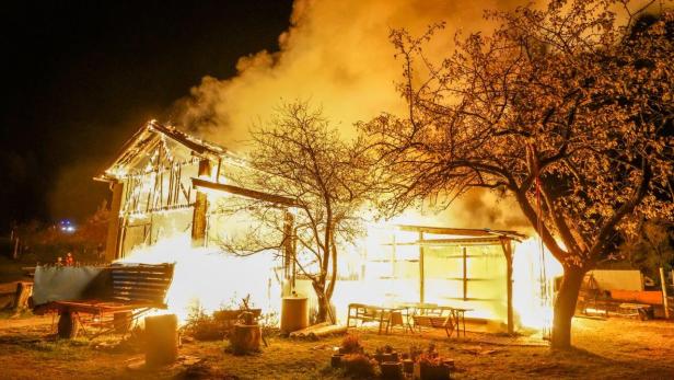 Wieder Flammeninferno im Bezirk Neunkirchen: Bauernhof abgebrannt