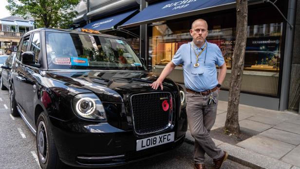 BRITAIN-HEALTH-VIRUS-TRANSPORT-TAXIS