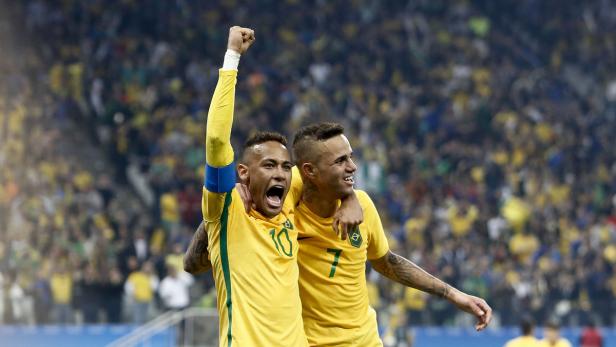Neymar und ein weiterer brasilianischer Fußballspieler jubeln vor einer Zuschauermenge.