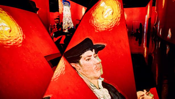 Zurücklehnen und gleichzeitig eintauchen – digitale Kunst, wie  hier „Immersive Van Gogh“, muss man erlebt haben   
