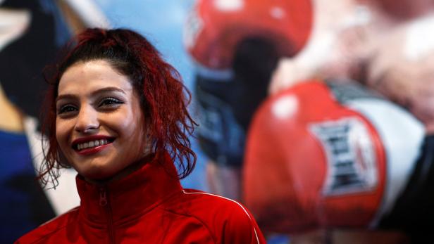 Historischer Kampf: Wie eine Frau den Iran verließ, um Boxerin zu werden