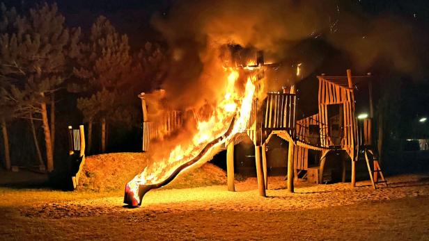 Brandanschlag am Spielplatz: Geräte in Brand gesteckt